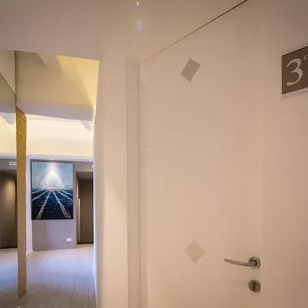 Degli Affreschi 몬테팔코