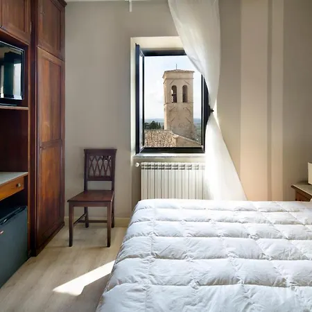 Degli Affreschi 몬테팔코